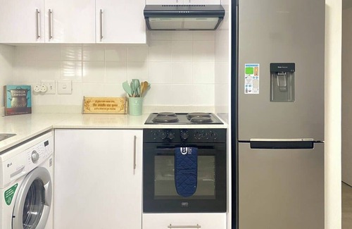 Redhill Apartment | Perfect for Longer Stays | Work & Relax w/parking