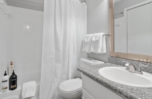 Brentwood Apartment | Perfect for Monthly Bookings! Modern, Cozy Gem