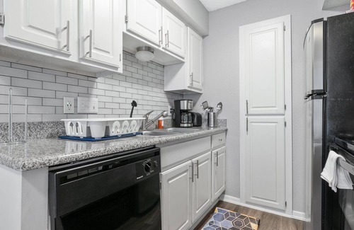 Brentwood Apartment | Perfect for Monthly Bookings! Modern, Cozy Gem