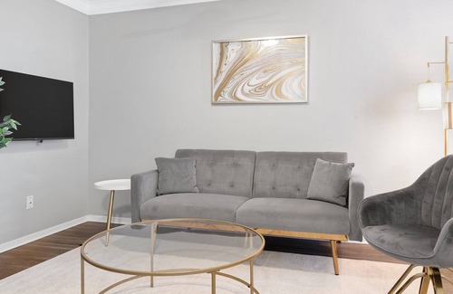 Brentwood Apartment | Perfect for Monthly Bookings! Modern, Cozy Gem