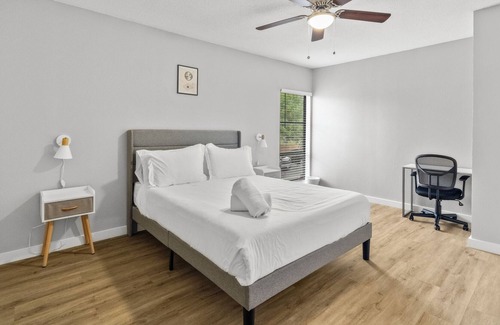 Brentwood Apartment | Perfect for Monthly Bookings! Modern, Cozy Gem