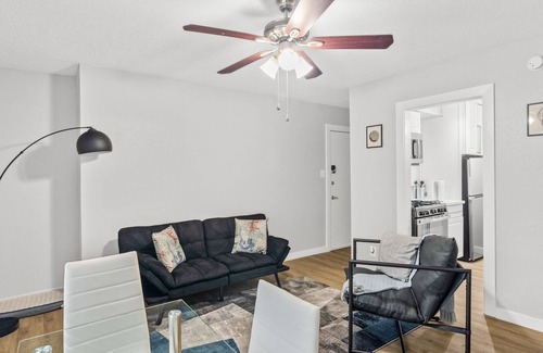 Brentwood Apartment | Perfect for Monthly Bookings! Modern, Cozy Gem