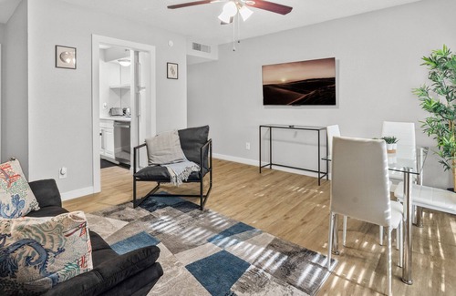 Brentwood Apartment | Perfect for Monthly Bookings! Modern, Cozy Gem