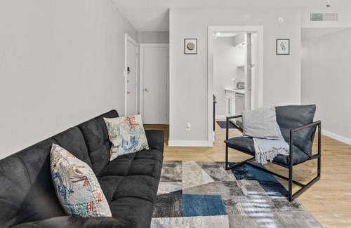 Brentwood Apartment | Perfect for Monthly Bookings! Modern, Cozy Gem