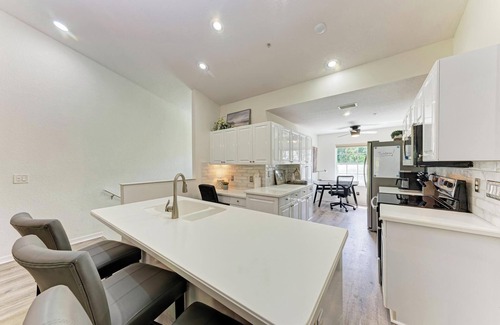 Braden River Condo | Perfect for Snowbirds & Relocators – 2BR Condo w/Garage in Sunny Bradenton!