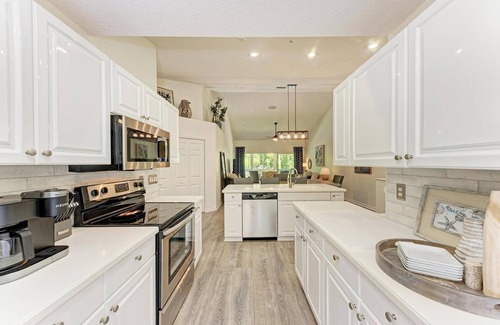 Braden River Condo | Perfect for Snowbirds & Relocators – 2BR Condo w/Garage in Sunny Bradenton!