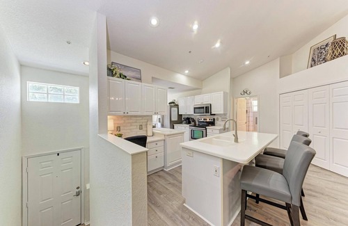 Braden River Condo | Perfect for Snowbirds & Relocators – 2BR Condo w/Garage in Sunny Bradenton!