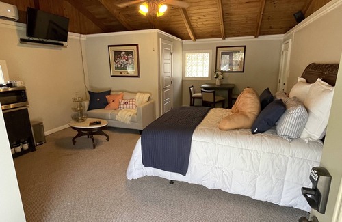 Auburn Condo | Perfect Game Day or Business Trip Stay Over. Half a mile from campus