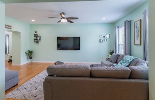 Central West End House | Perfect Getaway @ CWE- Entire Home + Free Parking Near Fox, Universities & More!