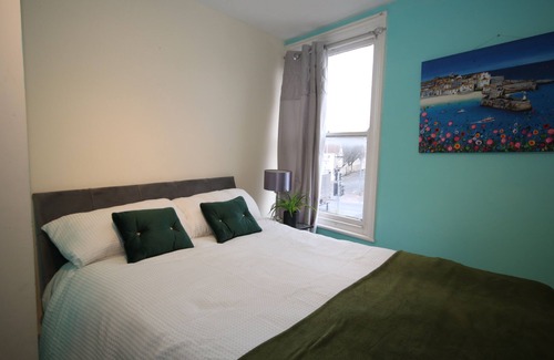 Canterbury Apartment | Perfect getaway in the heart of Canterbury! Steps away from the iconic Cathedral