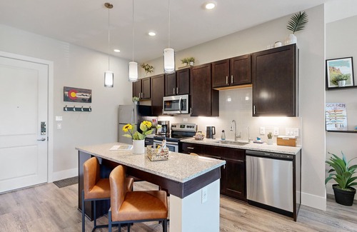 Golden Condo | Perfect Getaway ~ Near Downtown, Red Rocks, CSM, Denver 15 mins