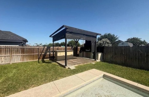 Alamo House | Perfect Getaway! Pool House!