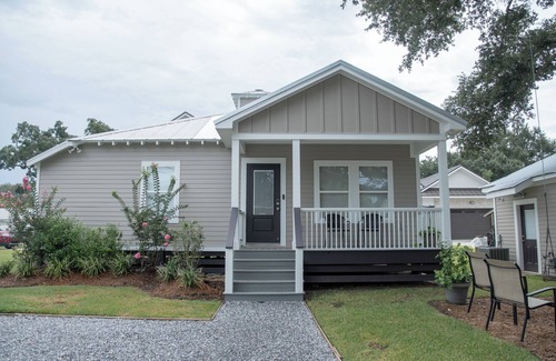 Old Town House | Perfect Getaway! Quaint Cottage 1 block to beach, Old Town, park and more!