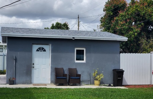 Pembroke Park Apartment | Perfect Guest house/studio just 15mins drive to the beach for a relaxing getaway