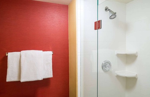 West Dundee Resort | Perfect Hideaway! Indoor Pool w/FREE Parking, Visit Elgin History Museum!