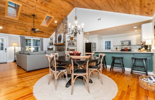 Wildwood Mountain Cottage | Perfect Highlands Getaway! HOT TUB, Firepit, Zip-line, Close to EVERYTHING!