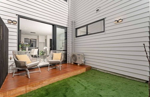 Kelston House | Perfect Home away from home - clean and easy access within and outside Auckland