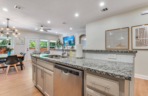 West Dallas House | Perfect Home Base for Your Adventure-near Downtown and Uptown Dallas