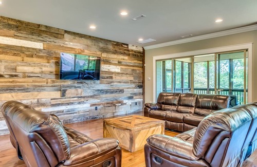 Sand Ridge House | Perfect House For Groups - 4 Suites, 8 Beds, 5 TVs