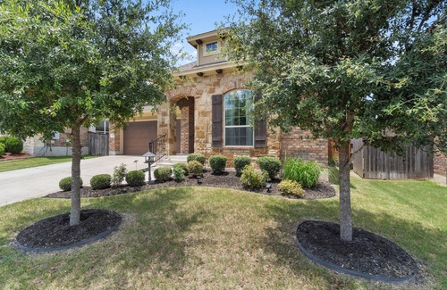 Round Rock House | Perfect house for vacation or work w/Patio, Yard & Parking! 5 min from Kalahari!