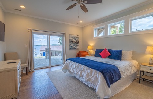 Gravois Mills House | PERFECT Lake house with dock!