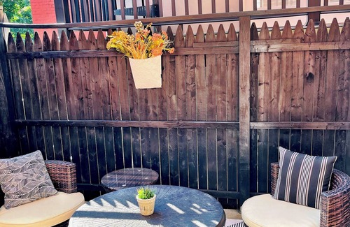 Central Northside Apartment | *Perfect Locale* Mins to all Attractions+Free Park