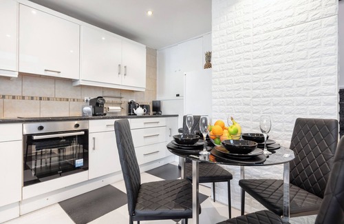 Cathedrals Apartment | Perfect Location 2bed 2bath APT Central London