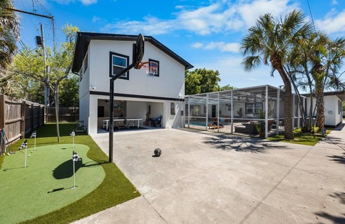 Seminole Villa | Perfect location 6 Bedroom, 4 Bathroom house. GameRoom,HeatedPool. 5min to Beach