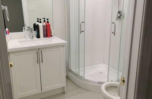 Hurontario Apartment | Perfect location comfort private house lower level 2 bedroom