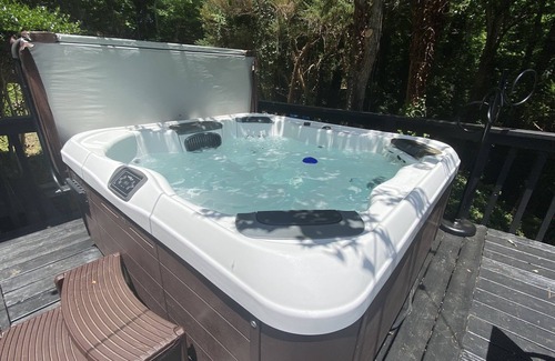 Murphy Cabin | Perfect Location, Close to town, Pet Friendly Cabin with a View, NEW HOT TUB
