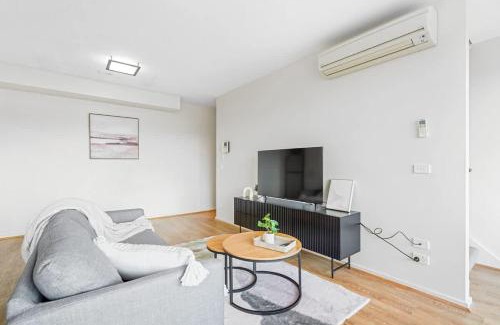 McKinnon House | Perfect Location Cozy Townhouse McKinnon Station