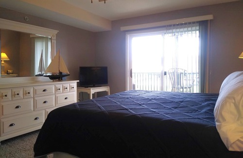 Camdenton Condo | Perfect location! Lakefront 3 bdr condo in quiet cove and next to heated pool!