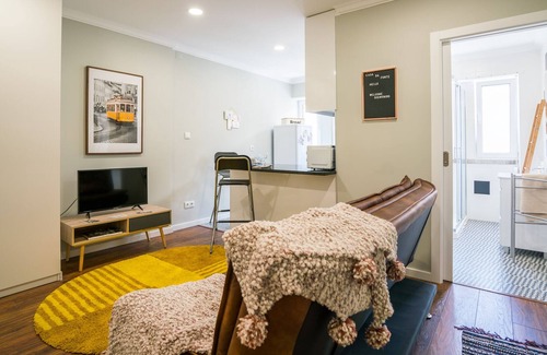 Sao Joao de Deus Apartment | Perfect Location Light Source