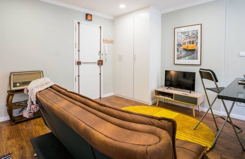 Sao Joao de Deus Apartment | Perfect Location Light Source