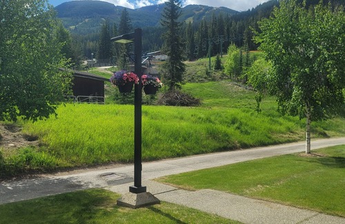 East Kootenay Condo | Perfect location One Bedroom Townhome: True Ski to Door!