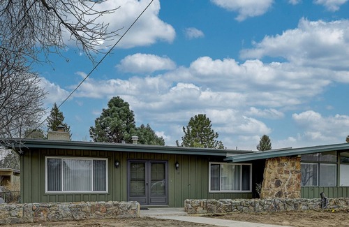 Broadmoor Condo | Perfect Mid-Term Stay - Hiking, Pikes Peak, Pickleball and SO much more!