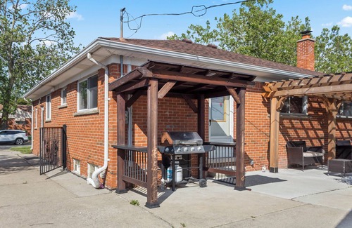 Dearborn Heights House | Perfect middle of everywhere home!