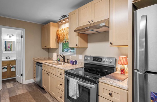 Townsend Cabin | Perfect mountain cottage ☎ Fire pit ☎ Gas Fireplace ☎ Screened Porch ☎ Secluded