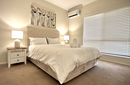 Griffin House | Perfect North Brisbane Retreat - 4 bed 2 bath - Stunning Outdoor Space