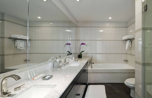 Rose Hill Hotel | Perfect NYC Getaway! 2 Stylish Units, Pool, Near Fifth Avenue Shopping!