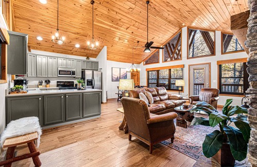 Gatlinburg - Pigeon Forge Cabin | Perfect on River, 4 EnSuite Kings w HotTub Firepit