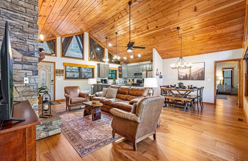 Gatlinburg - Pigeon Forge Cabin | Perfect on River, 4 EnSuite Kings w HotTub Firepit
