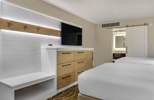 Lake Buena Vista Hotel | Perfect Orlando Getaway! Outdoor Pool with Slides, Shuttle to Disney Parks