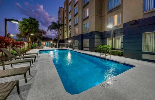 Florida Center Hotel | Perfect Orlando Vacation Spot! Near Universal Studios Orlando! Free Shuttle