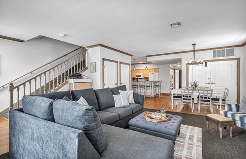 Sheboygan Condo | Perfect Paradise - Lakeview Condo w/7 Beds, Jacuzzi, and Balcony