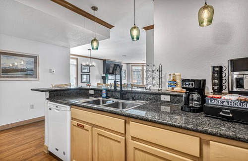 Sheboygan Condo | Perfect Paradise - Lakeview Condo w/7 Beds, Jacuzzi, and Balcony