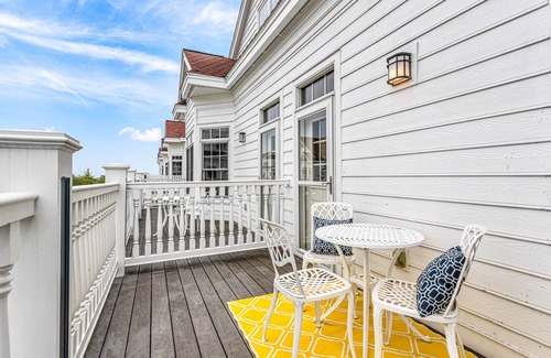 Sheboygan Condo | Perfect Paradise - Lakeview Condo w/7 Beds, Jacuzzi, and Balcony