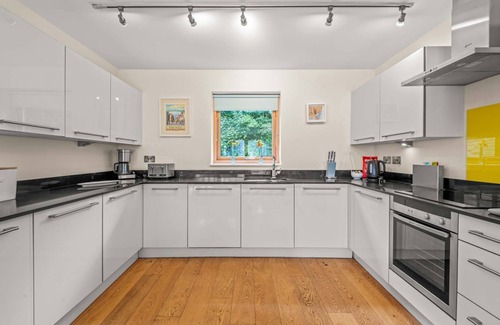 Talland House | Perfect pet friendly bolthole, with balconies from front and rear bedrooms and private roof terrace