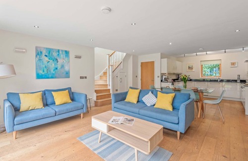 Talland House | Perfect pet friendly bolthole, with balconies from front and rear bedrooms and private roof terrace