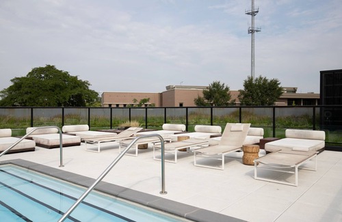 University Village / Little Italy Apartment | Perfect Pilsen Studio w/Pool & Lounge, nr L Green Line, by Bluegorund